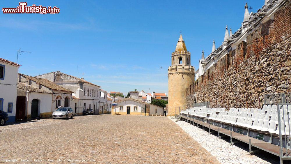 Immagine Viana do Alentejo, Portogallo: uno scorcio del castello cinto da mura con torri cilindriche agli angoli - © Joaquin Ossorio Castillo / Shutterstock.com
