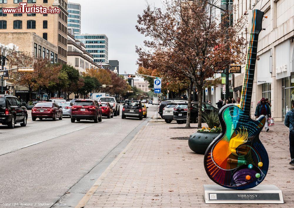 Immagine "Vibrancy", scultura di Craig Hein a Austin, Texas. Si trova nei pressi della strada sul lato est della 4th e Congress - © Avaniks / Shutterstock.com