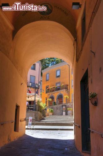 Immagine Vicolo a Montefiascone, Lazio. Un suggestivo scorcio fotografico di questo comune della provincia di Viterbo - © Mi.Ti. / Shutterstock.com