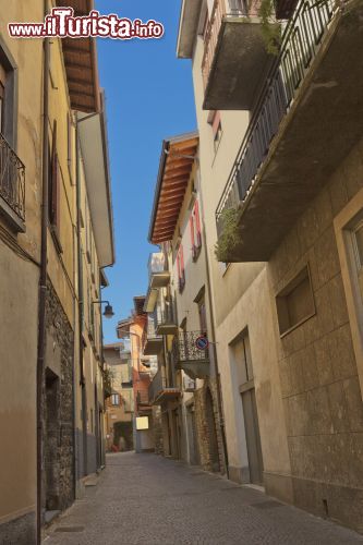 Immagine Un vicolo del centro di Sarnico in Lombardia - © Walencienne / Shutterstock.com