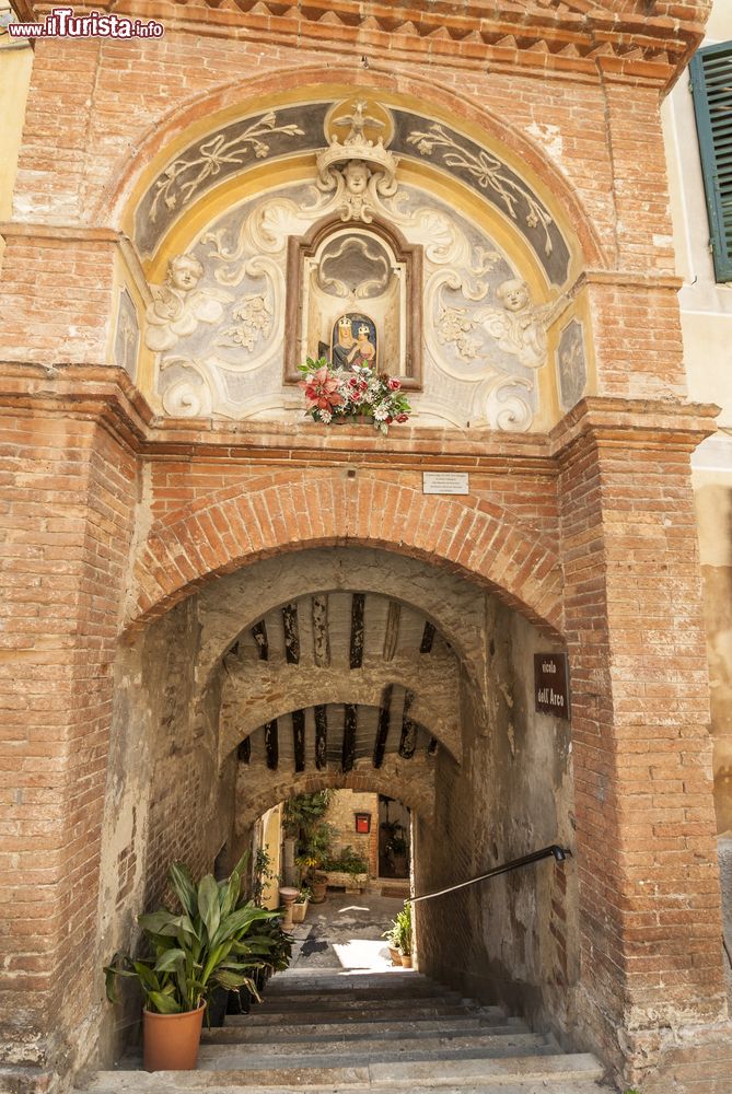 Immagine Un vicolo nel borgo di Castelnuovo Berardenga, in provincia di Siena (Toscana).