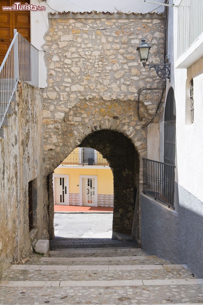 Immagine Vicolo nel centro storico del borgo di Ischitella, Puglia.