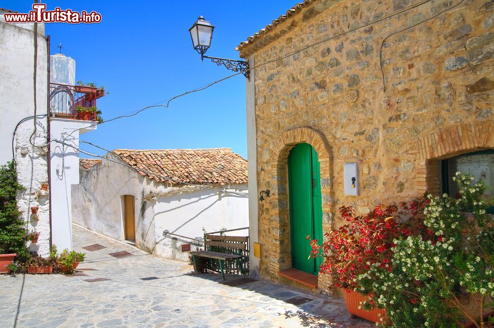 Immagine Vicolo nel centro storico di Rocca Imperiale, uno dei borghi più belli della Calabria.