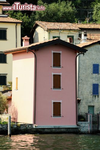 Immagine Villa a Sensole su Monte Isola, Lago d'Iseo. Una graziosa villetta dalla facciata rosa si affaccia sulle sponde del lago d'Iseo. Siamo a Sensole, località posta di fronte alla bella isoletta di San Paolo - © godrick / Shutterstock.com