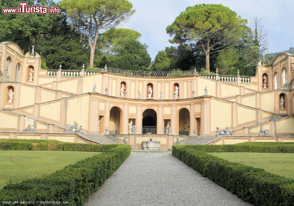 Immagine Villa Bettoni sul lago di Garda a Gargnano, Lombardia, Italia. Si trova in frazione Bogliaco questa bella costruzione settecentesca. Durante la seconda guerra mondiale fu prima occupata dalle truppe tedesche e poi divenne sede della Presidenza del Consiglio dei Ministri della Repubblica Sociale - © marcobir / Shutterstock.com