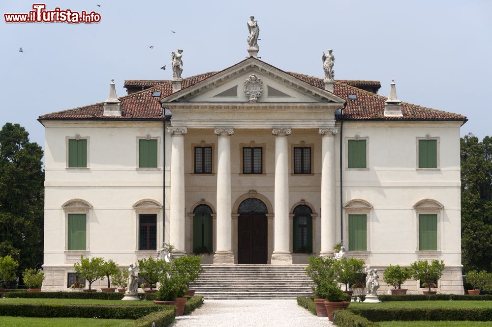 Immagine Villa Cordellina Lombardi a Montecchio Maggiore, Vicenza. Questo complesso edificato nel XVIII° secolo è formato dalla residenza padronale, dalle barchesse, dal grande rustico e dalla torrette. Venne costruito per il veneziano Carlo Cordellina Molin su disegno dell'architetto Giorgio Massari.