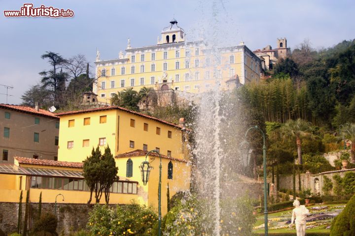 Immagine Una visuale di Villa Garzoni, della fontana e del borgo di Collodi, in Toscana, dove vivono circa tremila abitanti - Foto © Sternstunden / Shutterstock.com