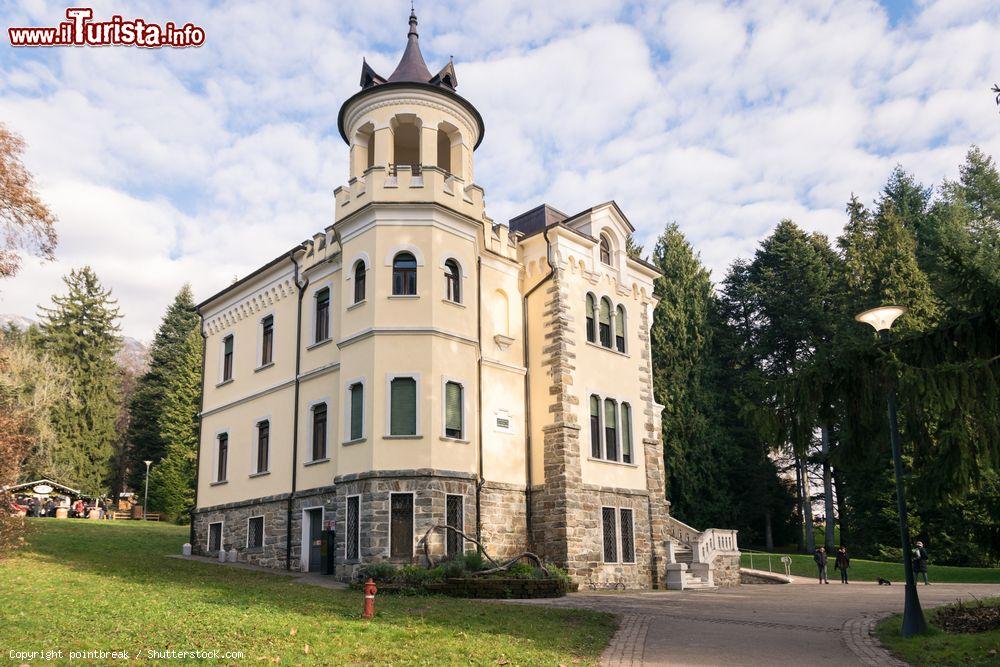 Immagine Villa Paradiso in stile Art Nouveau nel parco secolare di Levico Terme, Trentino. - © pointbreak / Shutterstock.com
