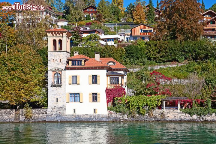 Immagine Sono molti gli edifici storici significativi affacciati sulle acque del Lago di Thun, nel borgo di Oberhofen, in Svizzera - © 198457988 / Shutterstock.com