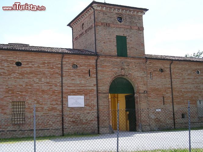 Immagine Villa Torlonia a San Mauro Pascoli in Romagna: è chiamata la Torre ed è uno dei luoghi pascoliani, dove il poeta memorizzò la scena della cavallina storna, resa immortale dalla sua poesia sul padre assassinato. - © CC BY-SA 3.0, Wikipedia