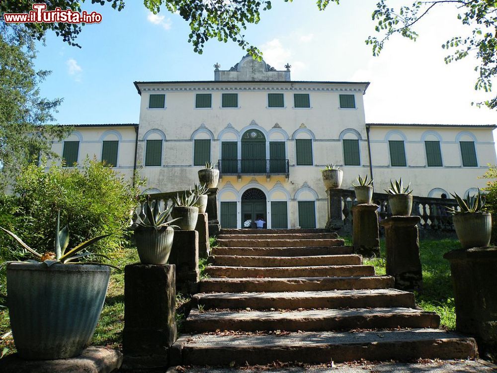 Immagine Villa Varda di Brugnera, siamo in Friuli, sul fiume Livenza - © Raimondo Perrina, CC BY-SA 3.0, Wikipedia