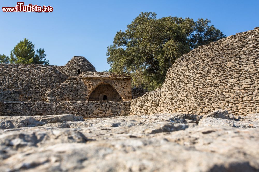 Immagine Village des Bories: questo villaggio costruito in pietra a secco durante l'Età del Bronzo è stato abitato fino al XIX secolo da alcuni pastori locali ed è visitabile dai turisti. Si trova a poca distanza dal borgo di Gordes, in Provenza - foto © OTLMV Giraud