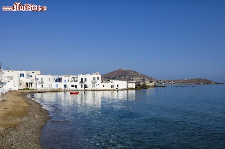 Immagine Un villaggio costiero affacciato sulle acque del Mar Egeo: l'isola di Paros non è famosa solo per il mare e le spiagge ma anche per il suo marmo bianco, fonte di grande ricchezza oltre che il più bello fra quelli statuari tanto da essere stato il materiale con cui vennero create opere d'arte come la Nike di Samotracia e l'Afrodite di Milos - © kokixx / Shutterstock.com