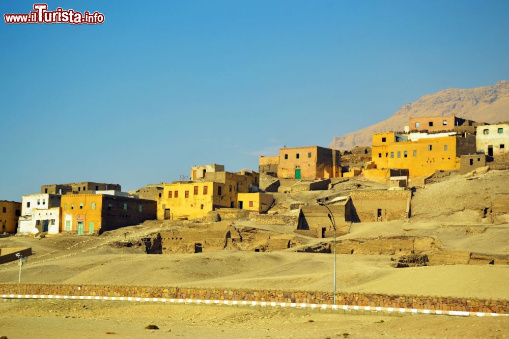 Immagine Il villaggio di Gurna, sulla sponda occidentale del Nilo, nei pressi di Luxor, è costruito sopra la necropoli dell'antica Tebe.