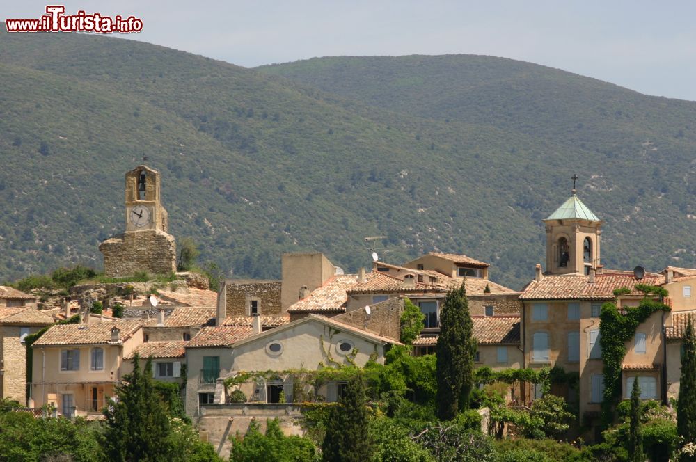 Immagine Il villaggio di Lourmarin, sul versante meridionale del Massiccio del Luberon, in Provenza (Francia).