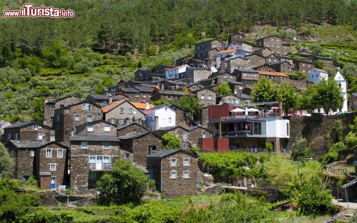 Immagine Villaggio di Piodao, Portogallo - Situato su una collina nella Serra do Acor, Piodao è un antichissimo borgo che sembra uscito dalle fiabe. Abitato da circa 200 persone, tutte le sue casette non solo sono costruite con lo stesso materiale presentandosi monocromatiche ma hanno anche finestre e porte d'ingresso azzurre. Pare che l'unico negozio del paese avesse solo vernice di quel colore © Roberto Tetsuo Okamura / Shutterstock.com