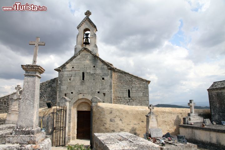 Immagine Villaggio di Saint-Pantaléon a sud di Gordes, Francia - Poco a sud di Gordes sorge un altro grazioso borgo abitato da meno di 200 persone: Saint-Pantaléon, situato nel dipartimento della Vaucluse, è una delle meraviglie della regione Provenza-Alpi-Costa Azzurra. Qui uno scorcio fotografico della chiesa in pietra © Ana del Castillo / Shutterstock.com