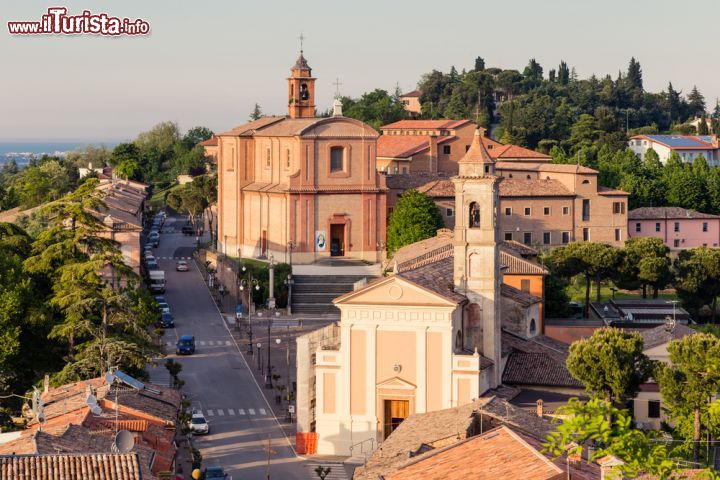 Immagine Villaggio medievale di Longiano, Emilia Romagna, Italia. Una bella veduta dall'alto di questo borgo situato sulle colline della Romagna, vicino a Cesena, con i suoi antichi edifici religiosi e con il mare in lontananza  - © GoneWithTheWind / Shutterstock.com