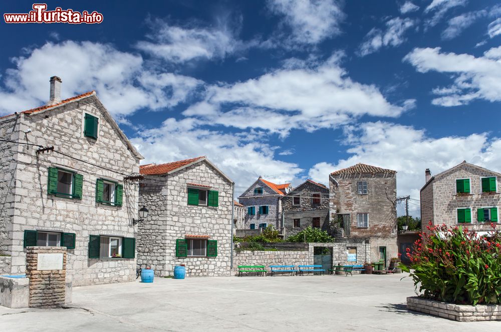 Immagine Villaggio mediterraneo di Sepurine sull'isola di Prvic, costa Adriatica (Croazia).