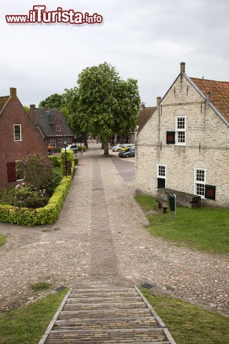 Immagine Dotato di una particolare pianta a stella il borgo di Bourtange accoglie i turisti con semplici ma eleganti palazzi in pietra e strade ciottolate - © Roel Meijer / Shutterstock.com