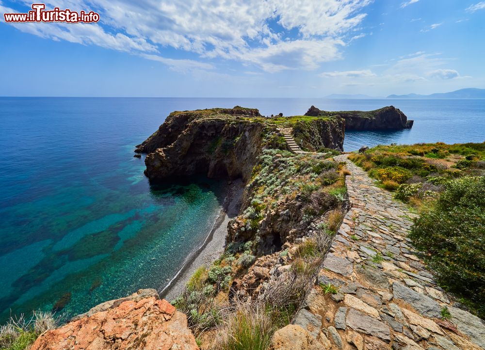 Immagine Villaggio preistorico sull'Isola di Panarea in Sicilia, Isole Eolie