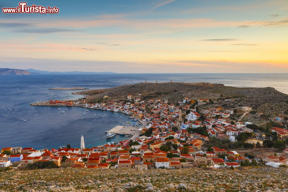 Immagine Villaggio sull'isola di Chalki al tramonto, arcipelago del Dodecaneso (Grecia).