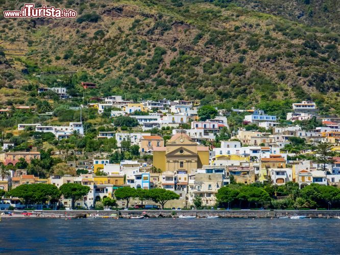 Immagine Villaggio sull'isola di Salina, Sicilia - Le caratteristiche case dell'isola si affacciano sul Mar Tirreno e impreziosiscono i pendii di Salina, uno dei più suggestivi territori delle Eolie © 1234zoom / Shutterstock.com