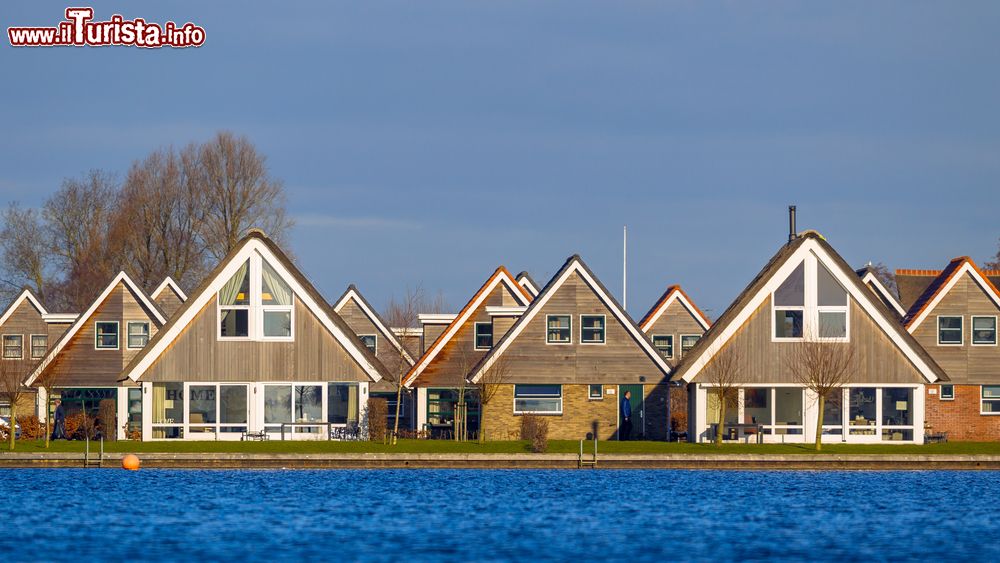 Immagine Villaggio turistico sul lago Sneekermeer a Terherne, Frisia, Olanda.