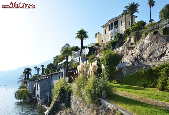 Immagine Ville lussose a Ascona, Svizzera. Considerata una vera e propria perla adagiata sulle sponde del Lago Maggiore, Ascona è un'esclusiva località turistica con uno straordinario passato di storia, arte e cultura. Oltre alle tipiche casette colorate che rendono il paesaggio di pescatori un luogo speciale dal carattere mediterraneo, sul lungolago di Ascona si affacciano anche ville e palazzi dall'architettura antica - © Capricorn Studio / Shutterstock.com