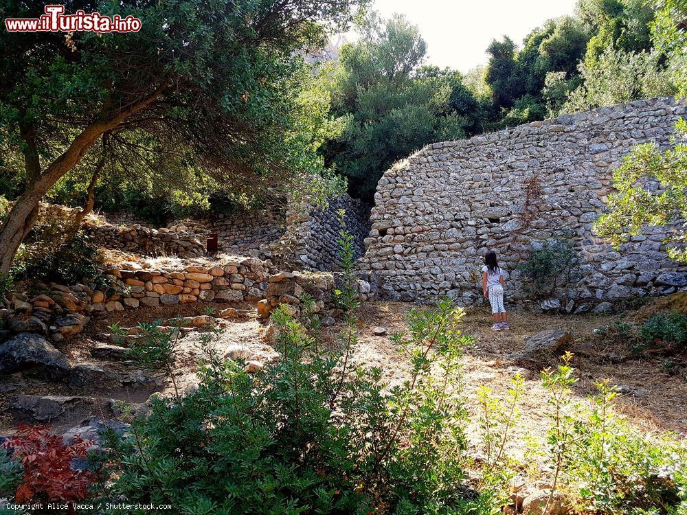 Immagine Visita ai resti del Castello di Acquafredda a Siliqua in Sardegna - © Alice Vacca / Shutterstock.com