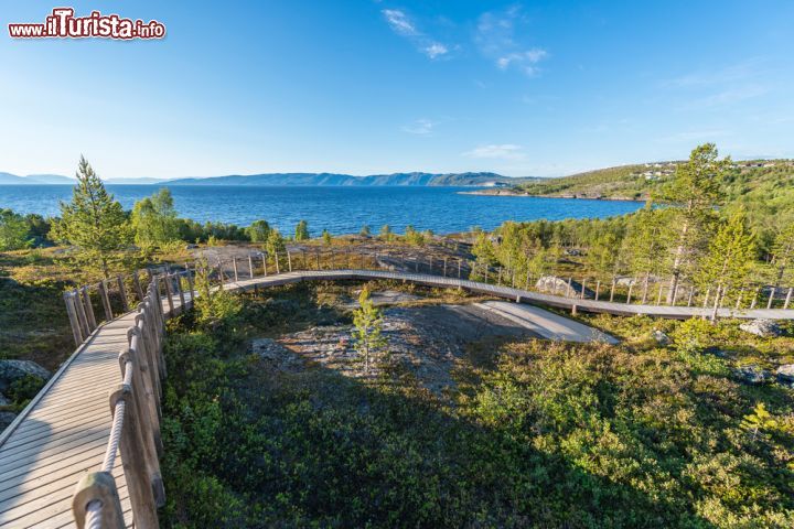 Immagine Nella città più grande del Finnmark, dove si possono trovare aurora boreale, sole di mezzanotte, cultura Sami, renne e incisioni rupestri, non si può perdere una visita al Rock Art Centre inserito nel Dicembre 1985 nella lista del Patrimonio dell'Umanità dell'Unesco - © Anibal Trejo / Shutterstock.com