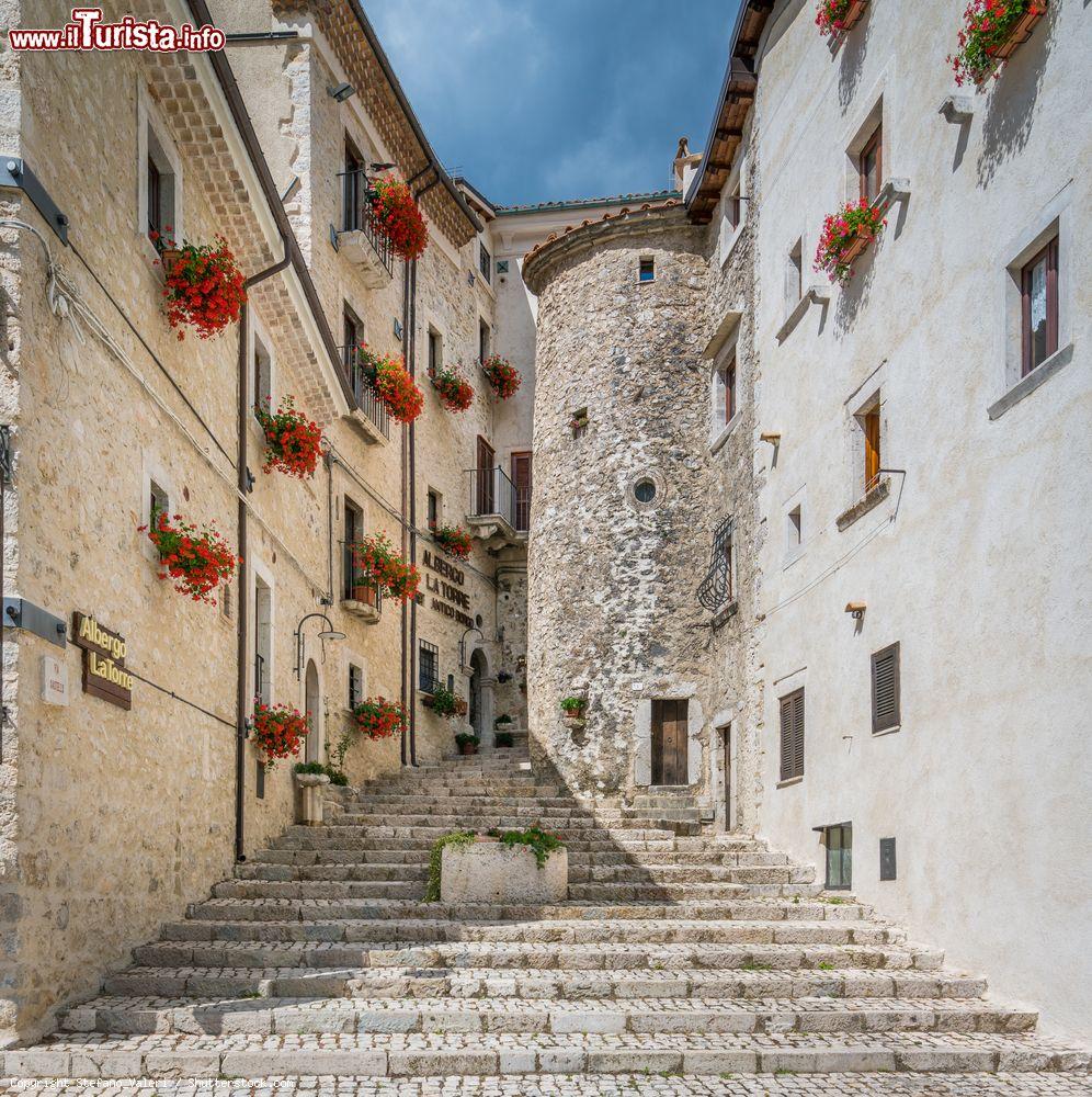 Immagine Visita al centro del borgo di Civitella Alfedena in una giornata estiva in Abruzzo - © Stefano_Valeri / Shutterstock.com