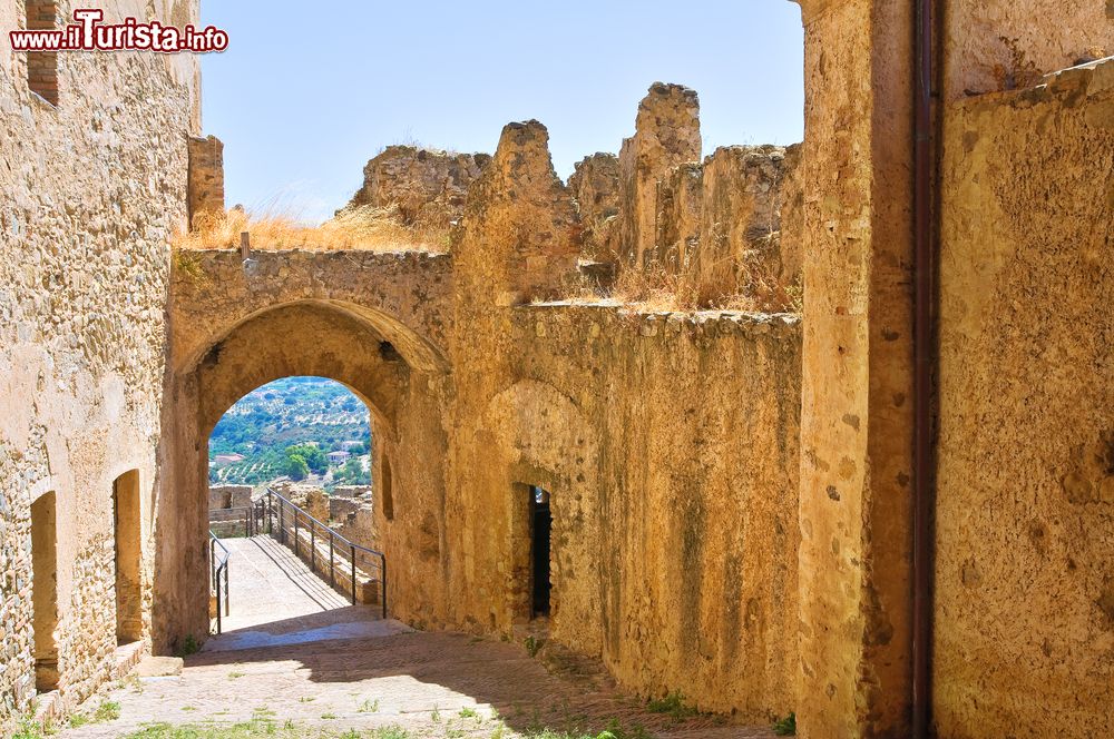 Immagine Nonostante non versi in perfette condizioni, è possibile visitare il castello svevo di Rocca Imperiale (Cosenza, Calabria).