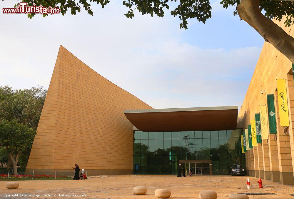 Immagine Visitatori all'ingresso del National Museum dell'Arabia Saudita a Riyadh. Questo edificio fa parte del centro storico del re Abdulaziz, fondatore e primo sovrano del moderno regno dell'Arabia Saudita - © Crystal Eye Studio / Shutterstock.com