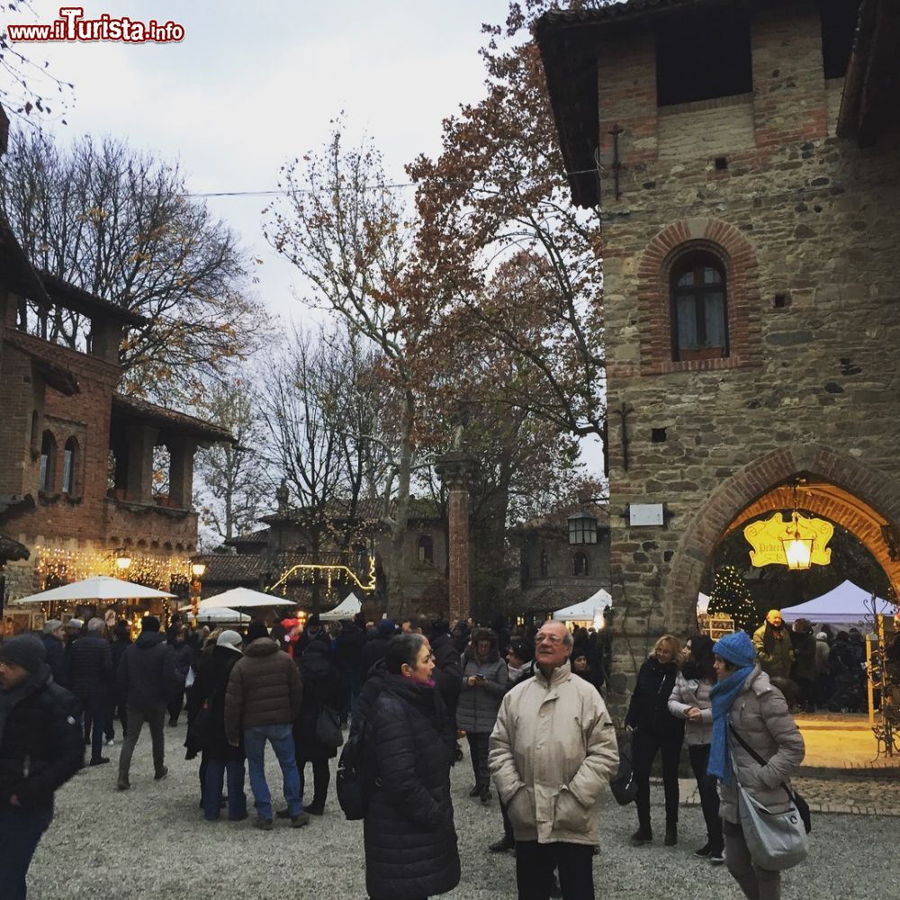 Immagine Visitatori nel borgo medievale di Grazzano Visconti durante il Mercatino di Natale - ©  Natale a Grazzano Visconti