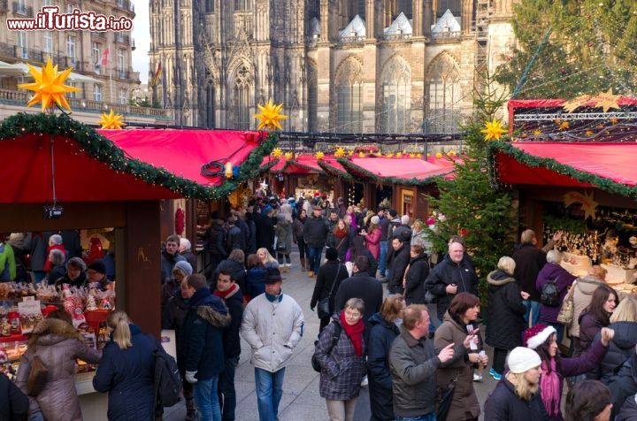 Immagine Tantissimi visitatori ogni anno affolano i mercatini di Natale di Colonia, in Germania - foto © hans engbers / Shutterstock.com