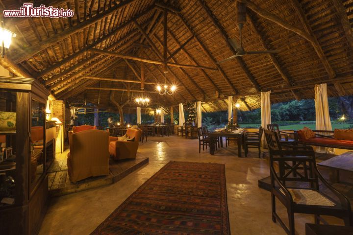 Immagine Il Visitor Center del parco nazionale di Ruaha in Tanzania. Istituito nel 1964, il Ruaha National Park si estende su una superficie di 15 mila km quadrati nei pressi della città di Iringa, capoluogo dell'omonima regione, collocata sopra una collina che sovrasta il fiume a 1.550 metri sul livello del mare  - © GTS Productions / Shutterstock.com