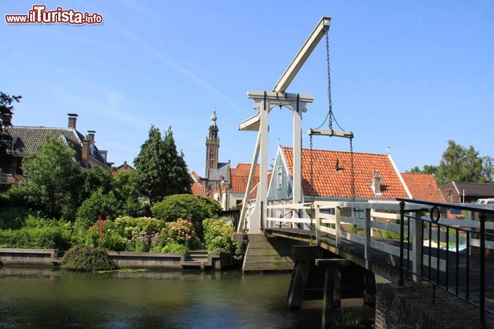 Immagine Canale e tipico ponte ad Edam, la città del formaggio in Olanda - © Michela Garosi / TheTraveLover.com