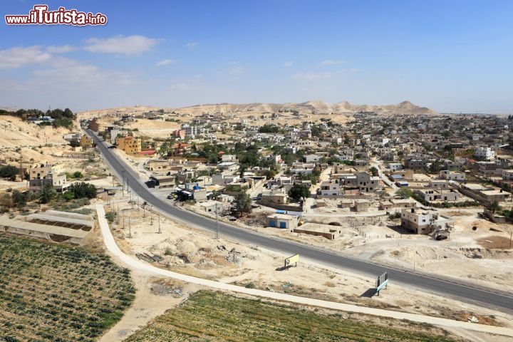 Immagine Vista aerea di Gerico: la città nell'est dello stato palestinese si trova non lontano dal confine con la Giordania, nella valle del fiume Giordano - © WDG Photo / Shutterstock.com