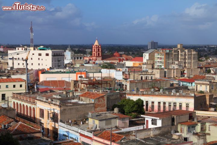 Immagine Città vecchia di Camaguey, Cuba - Vista aerea sul nucleo storico di Camaguey, già Santa Maria del Puerto de Principe, che con i suoi 300 mila abitanti è la terza città cubana oltre ad essere il capoluogo dell'omonima provincia che si estende dal centro dell'isola verso oriente © Tupungato / Shutterstock.com