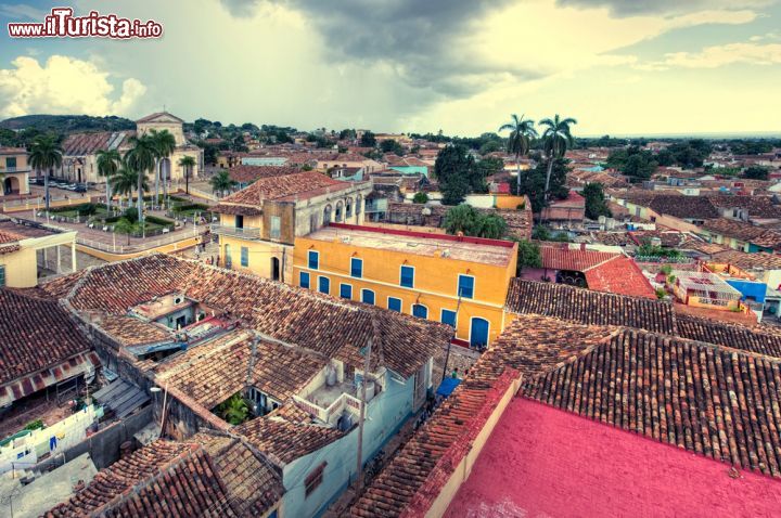 Immagine Nuvole su Trinidad, Cuba - incombono le nuvole su questa splendida città nel cuore dei Caraibi, in cui spiccano la celebre Plaza Major, la sontuosa Chiesa della Santissima Trinità e i coloratissimi edifici del centro storico. Una città dai mille volti e dalle mille storie, che le hanno assicurato un posto nella prestigiosa lista dei "patrimoni dell'umanità" dell'UNESCO.- © Nabrum / Shutterstock.com