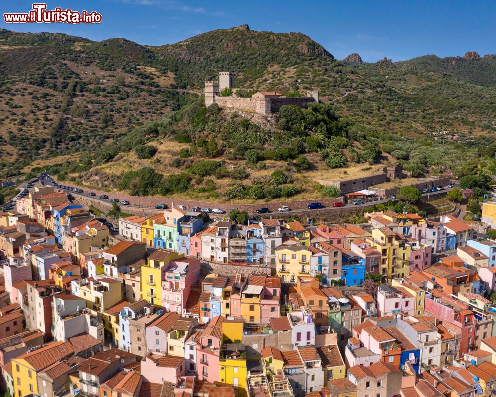 Immagine Vista aerea del borgo medievale di Bosa in Sardegna, con il Castello Malaspina e le case colorate del centro storico
