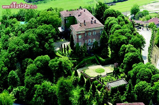 Immagine Vista aerea del Castello di Piea, elegante dimora storica del Monferrato - © Castello di Piea