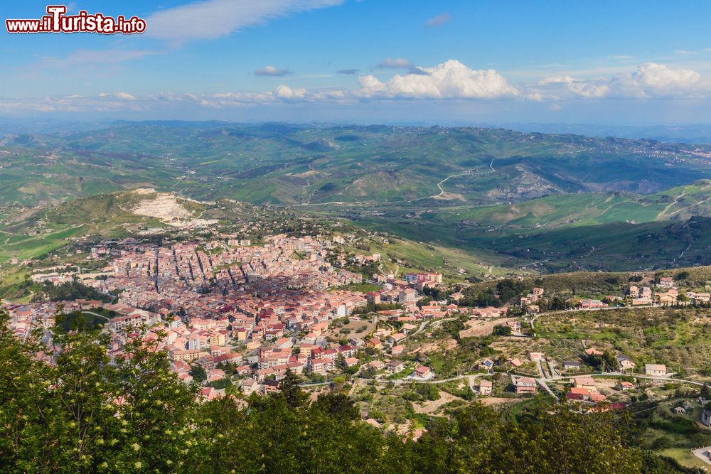 Immagine Vista aerea della cittadina di Cammarata in Sicilia.