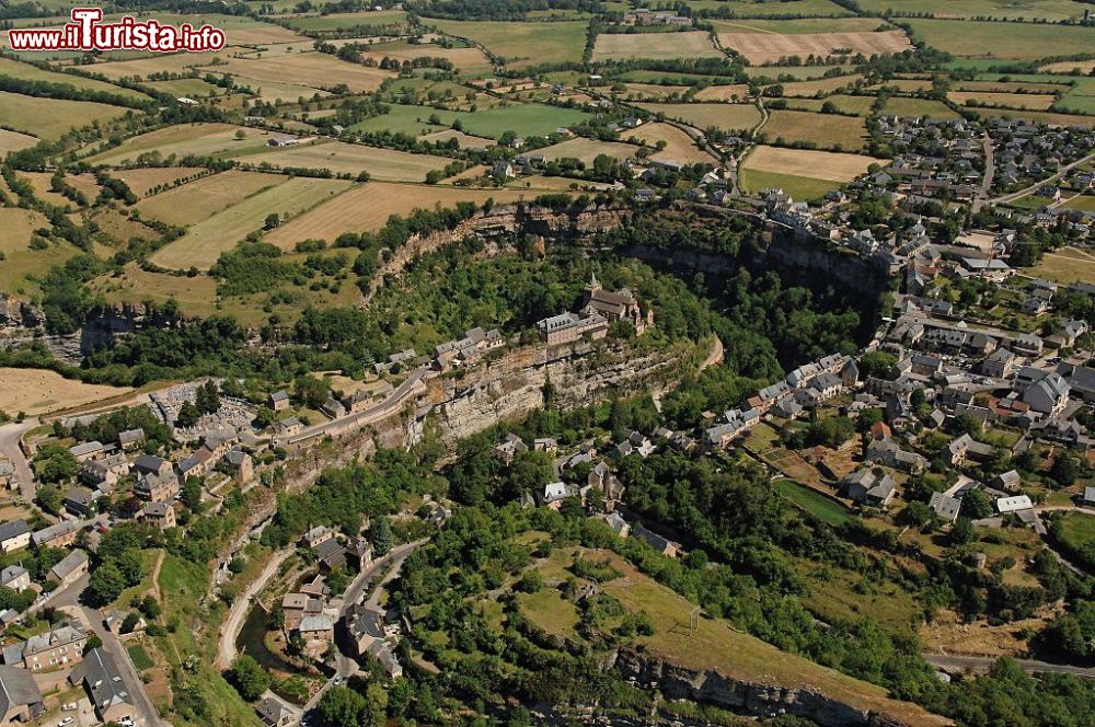 Immagine Vista aerea della gola di Bozouls in Francia - © Mairie-bozouls -  CC BY-SA 4.0, Wikipedia