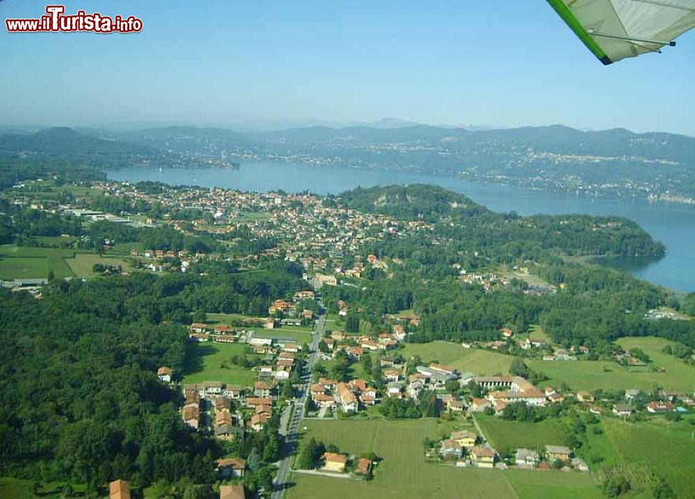 Immagine Vista aerea di Monvalle in Lombardia e il Lago Maggiore sullo sfondo - © Antonio Rossi  / Proloco Monvalle