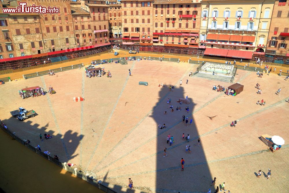 Immagine Vista aerea di Piazza del Campo durante la preparazione del tracciato del Palio di Siena