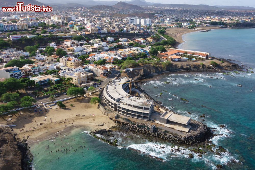 Immagine Vista aerea di Praia, città di 130.000 abitanti nell'isola di Santiago. Praia è la città più grande e la capitale di Capo Verde.