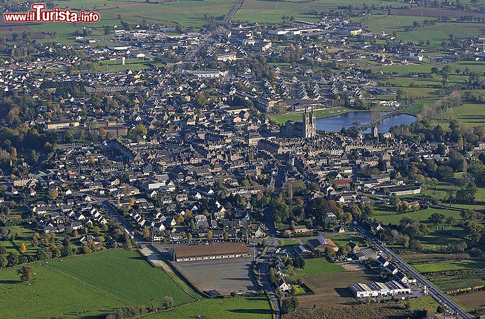 Immagine Vista aerea di Saint-Hilaire-du-Harcouet in Francia, Bassa Normandia - ©  XXCM, CC BY-SA 3.0, wikipedia