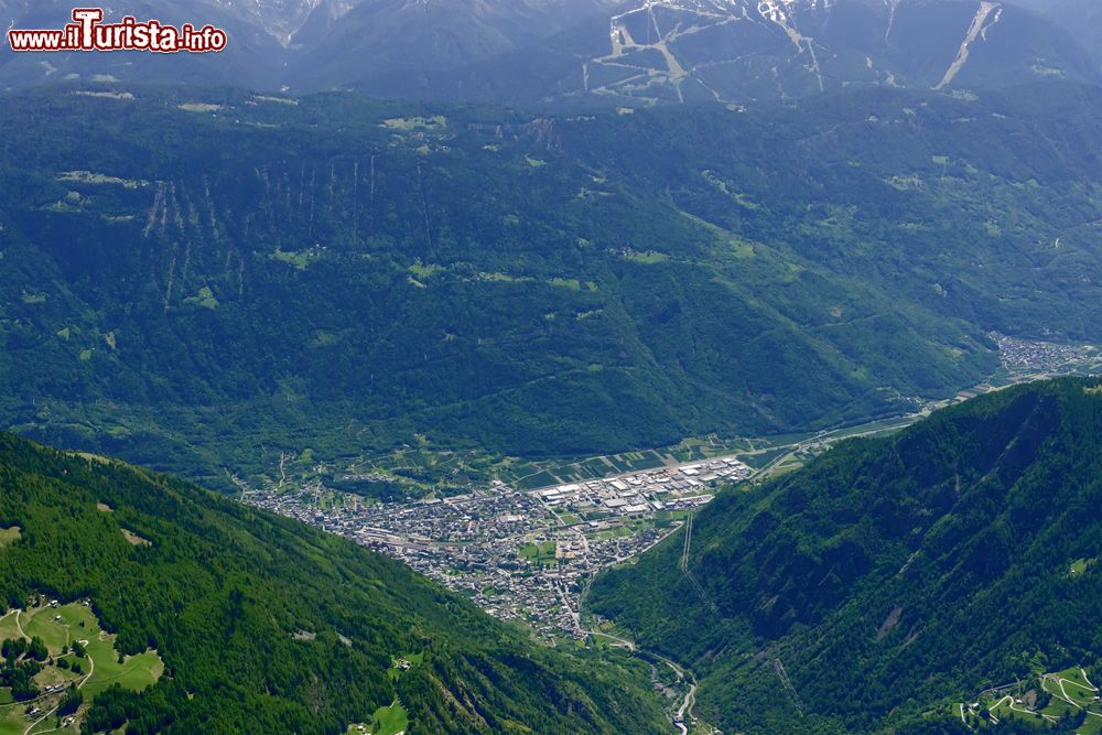 Immagine Vista aerea di Tirano e Villa di Tirano in Valtellina, Lombardia